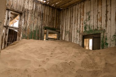 Solitaire Unutulmuş Köy Namib Çölü, Solitaire, Namibya 'nın göbeğindeki terk edilmiş köy, paslanmış arabalar ve çöl kumları zamanın nasıl durduğuna dair hikayeler anlatıyor..