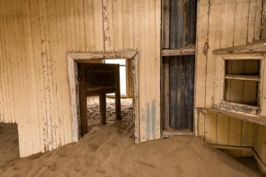 Solitaire Unutulmuş Köy Namib Çölü, Solitaire, Namibya 'nın göbeğindeki terk edilmiş köy, paslanmış arabalar ve çöl kumları zamanın nasıl durduğuna dair hikayeler anlatıyor..