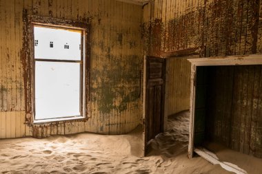 Solitaire Unutulmuş Köy Namib Çölü, Solitaire, Namibya 'nın göbeğindeki terk edilmiş köy, paslanmış arabalar ve çöl kumları zamanın nasıl durduğuna dair hikayeler anlatıyor..