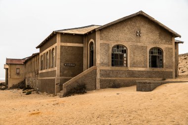 Solitaire Unutulmuş Köy Namib Çölü, Solitaire, Namibya 'nın göbeğindeki terk edilmiş köy, paslanmış arabalar ve çöl kumları zamanın nasıl durduğuna dair hikayeler anlatıyor..