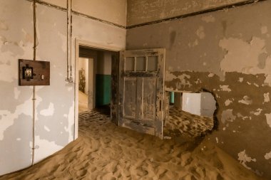 Solitaire Unutulmuş Köy Namib Çölü, Solitaire, Namibya 'nın göbeğindeki terk edilmiş köy, paslanmış arabalar ve çöl kumları zamanın nasıl durduğuna dair hikayeler anlatıyor..