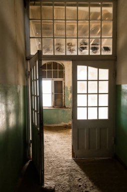 Solitaire Unutulmuş Köy Namib Çölü, Solitaire, Namibya 'nın göbeğindeki terk edilmiş köy, paslanmış arabalar ve çöl kumları zamanın nasıl durduğuna dair hikayeler anlatıyor..