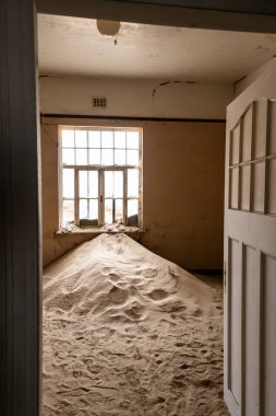 Solitaire Unutulmuş Köy Namib Çölü, Solitaire, Namibya 'nın göbeğindeki terk edilmiş köy, paslanmış arabalar ve çöl kumları zamanın nasıl durduğuna dair hikayeler anlatıyor..