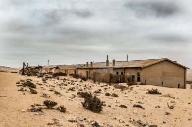 Solitaire Unutulmuş Köy Namib Çölü, Solitaire, Namibya 'nın göbeğindeki terk edilmiş köy, paslanmış arabalar ve çöl kumları zamanın nasıl durduğuna dair hikayeler anlatıyor..