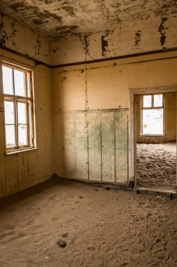 Solitaire Unutulmuş Köy Namib Çölü, Solitaire, Namibya 'nın göbeğindeki terk edilmiş köy, paslanmış arabalar ve çöl kumları zamanın nasıl durduğuna dair hikayeler anlatıyor..