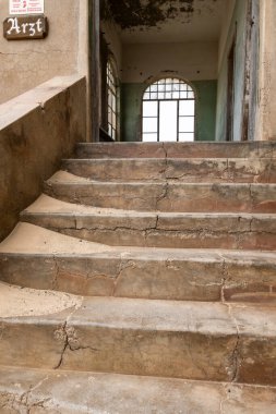 Solitaire Unutulmuş Köy Namib Çölü, Solitaire, Namibya 'nın göbeğindeki terk edilmiş köy, paslanmış arabalar ve çöl kumları zamanın nasıl durduğuna dair hikayeler anlatıyor..