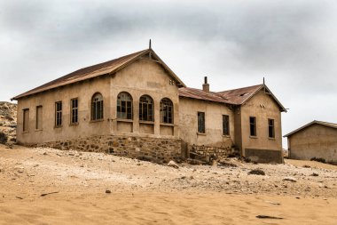 Solitaire Unutulmuş Köy Namib Çölü, Solitaire, Namibya 'nın göbeğindeki terk edilmiş köy, paslanmış arabalar ve çöl kumları zamanın nasıl durduğuna dair hikayeler anlatıyor..