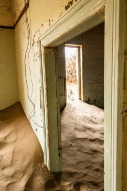 Solitaire Unutulmuş Köy Namib Çölü, Solitaire, Namibya 'nın göbeğindeki terk edilmiş köy, paslanmış arabalar ve çöl kumları zamanın nasıl durduğuna dair hikayeler anlatıyor..