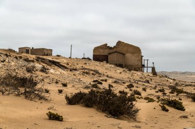 Solitaire Unutulmuş Köy Namib Çölü, Solitaire, Namibya 'nın göbeğindeki terk edilmiş köy, paslanmış arabalar ve çöl kumları zamanın nasıl durduğuna dair hikayeler anlatıyor..