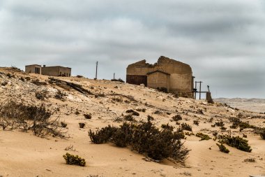 Solitaire Unutulmuş Köy Namib Çölü, Solitaire, Namibya 'nın göbeğindeki terk edilmiş köy, paslanmış arabalar ve çöl kumları zamanın nasıl durduğuna dair hikayeler anlatıyor..
