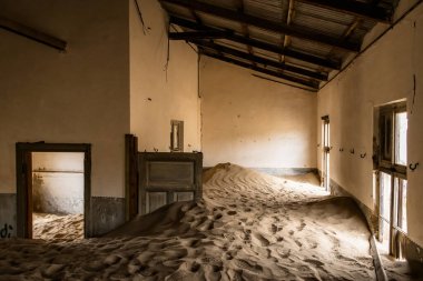 Solitaire Unutulmuş Köy Namib Çölü, Solitaire, Namibya 'nın göbeğindeki terk edilmiş köy, paslanmış arabalar ve çöl kumları zamanın nasıl durduğuna dair hikayeler anlatıyor..