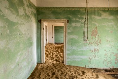 Solitaire Unutulmuş Köy Namib Çölü, Solitaire, Namibya 'nın göbeğindeki terk edilmiş köy, paslanmış arabalar ve çöl kumları zamanın nasıl durduğuna dair hikayeler anlatıyor..