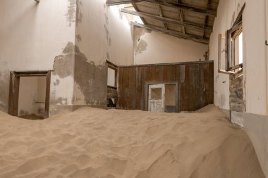 Solitaire Unutulmuş Köy Namib Çölü, Solitaire, Namibya 'nın göbeğindeki terk edilmiş köy, paslanmış arabalar ve çöl kumları zamanın nasıl durduğuna dair hikayeler anlatıyor..