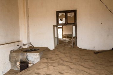 Solitaire Unutulmuş Köy Namib Çölü, Solitaire, Namibya 'nın göbeğindeki terk edilmiş köy, paslanmış arabalar ve çöl kumları zamanın nasıl durduğuna dair hikayeler anlatıyor..