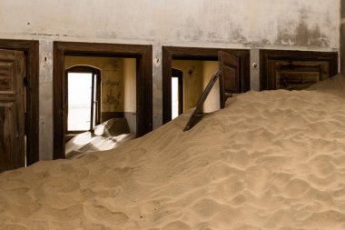 Solitaire Unutulmuş Köy Namib Çölü, Solitaire, Namibya 'nın göbeğindeki terk edilmiş köy, paslanmış arabalar ve çöl kumları zamanın nasıl durduğuna dair hikayeler anlatıyor..