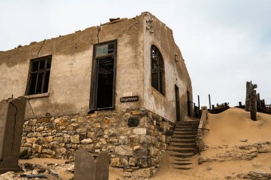 Solitaire Unutulmuş Köy Namib Çölü, Solitaire, Namibya 'nın göbeğindeki terk edilmiş köy, paslanmış arabalar ve çöl kumları zamanın nasıl durduğuna dair hikayeler anlatıyor..