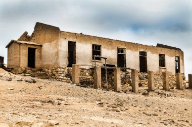 Solitaire Unutulmuş Köy Namib Çölü, Solitaire, Namibya 'nın göbeğindeki terk edilmiş köy, paslanmış arabalar ve çöl kumları zamanın nasıl durduğuna dair hikayeler anlatıyor..