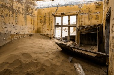 Solitaire Unutulmuş Köy Namib Çölü, Solitaire, Namibya 'nın göbeğindeki terk edilmiş köy, paslanmış arabalar ve çöl kumları zamanın nasıl durduğuna dair hikayeler anlatıyor..