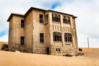 Solitaire Unutulmuş Köy Namib Çölü, Solitaire, Namibya 'nın göbeğindeki terk edilmiş köy, paslanmış arabalar ve çöl kumları zamanın nasıl durduğuna dair hikayeler anlatıyor..