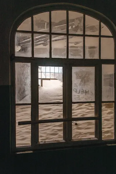 Solitaire Unutulmuş Köy Namib Çölü, Solitaire, Namibya 'nın göbeğindeki terk edilmiş köy, paslanmış arabalar ve çöl kumları zamanın nasıl durduğuna dair hikayeler anlatıyor..