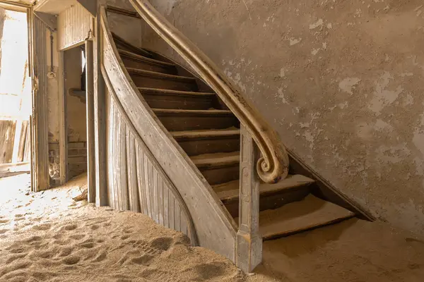 Solitaire Unutulmuş Köy Namib Çölü, Solitaire, Namibya 'nın göbeğindeki terk edilmiş köy, paslanmış arabalar ve çöl kumları zamanın nasıl durduğuna dair hikayeler anlatıyor..