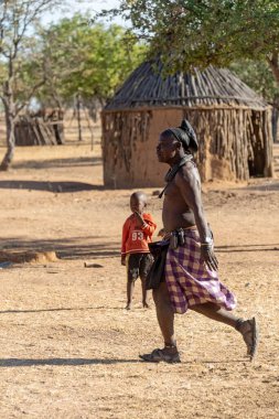 Köyde oynayan bir grup çocuk.