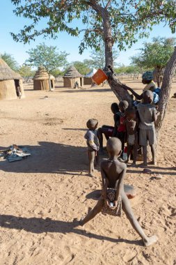 Masaj, namibya, afrika - 19 Eylül, 219 - bir grup insanla birlikte bir grup çocuk