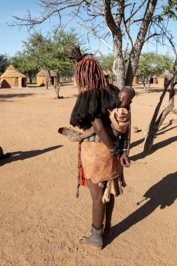 Masai Mara, Kenya - Ekim 11, 2018 - Geleneksel kabile kıyafetleri içinde Afrikalı kadın olan kimliği belirsiz bir Afrikalı adam
