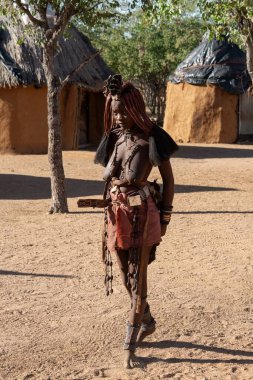 İnsanlar sokaklarda yürüyor Himba, MBA, Namibya köyünde