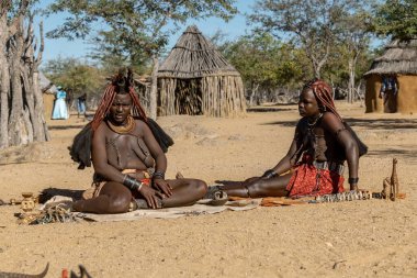 Çöldeki bir grup insan.