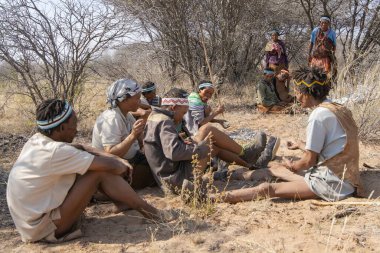 Çöldeki bir grup insan.