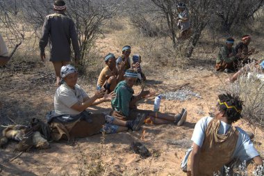 Afrika 'daki Sahara Çölü' ndeki ateş kampındaki insanlar.