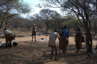 Kenya sahilindeki insanlar