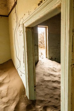 Çölde terk edilmiş bir ev.