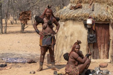 MBA kabilesinden insanlar.