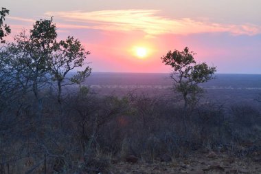 Dağın üstünde güzel bir gün batımı