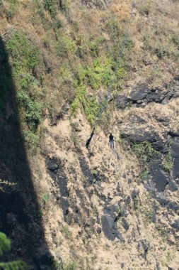 Dağın arka planındaki dağların havadan görünüşü