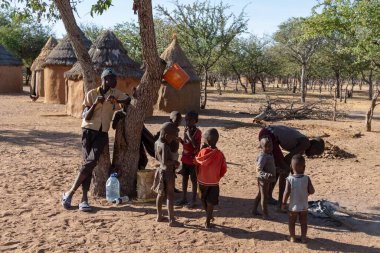 Köydeki Afrikalı çocuklar.