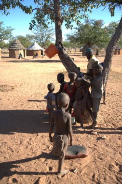 Parktaki bir grup çocuk.