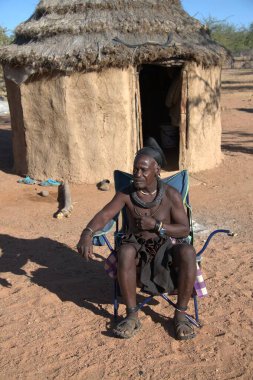 Köpeği olan Afrikalı adam..