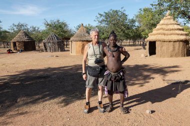 Afrikalı adam ve iki adam.