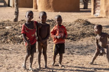 Çocuklar köyün etrafında yürüyorlar.