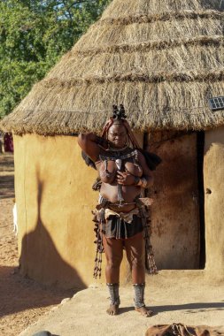 Namibya 'da geleneksel kostümlü, büyük kabileden Afrikalı bir kadın.