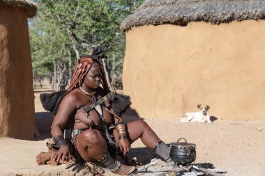 Kostümlü bir kadın savaşçı ve köpek.