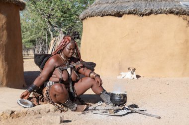 Afrika 'nın geleneksel kostümlü Afrikalı Amerikalı kadın