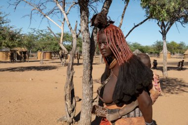 Kenya 'daki köyde bir kadın.