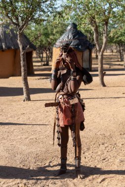 Bir köydeki Afrikalı savaşçı.