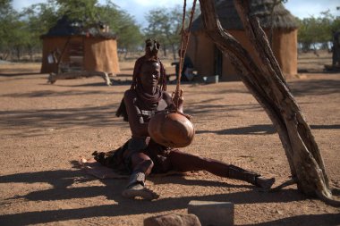 Geleneksel giyinmiş Afro-Amerikan adam.