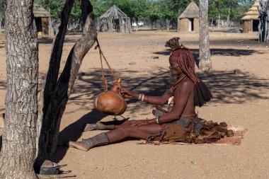 Parkta ipi olan geleneksel elbiseli bir adam.