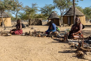 Geleneksel köydeki Afrikalı insanlar